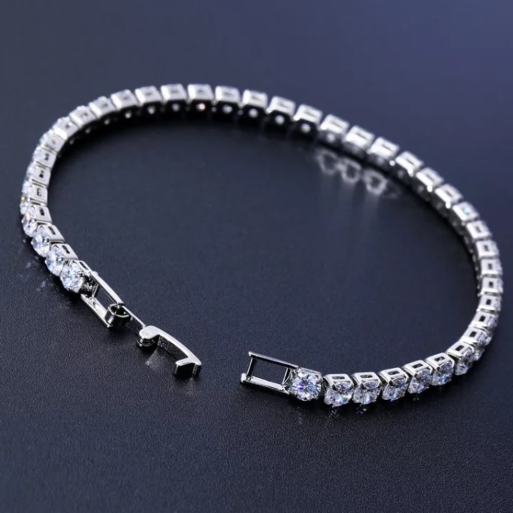 🌟 Platinum Plated Diamond Tennis Bracelet - Picture 2 of 4
